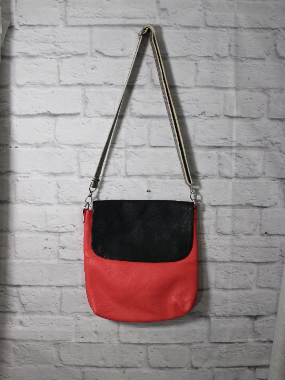 Thirty-One Black Pink Crossbody Magnetic Closure Summer Travel Faux Leather